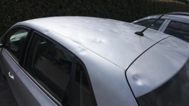 Dolu yüzünden araba hasar gördü. Dolu hasarı