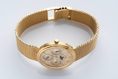 Audemars Piguet saati, Quantieme daimi modeli. Otomatik kurmalı saat, 18 kt sarı altın, entegre bilezik. Milan mı? İtalya _ 20 Ağustos _ 2024