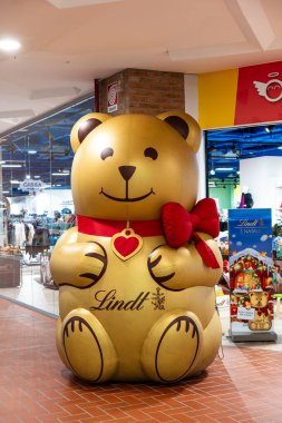 Lindt 'ten şişme oyuncak ayı, çikolata markası. Udine İtalya _ 4 Aralık _ 2024.