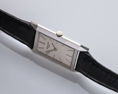 Patek Philippe 'in yan görüntüsü, tank modeli. Elle kumandalı saat, 18kt beyaz altın. Milan mı? İtalya _ 22 Ağustos 2024