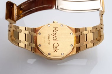Audemars Piguet marka saat, Royal Oak modeli. Kuvars saat, 18 kt sarı altın çanta ve kayış. Milan mı? İtalya _ 22 Ağustos 2024