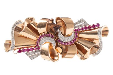 Kırmızı taşlı ve parıltılı altın bir broş. beyaz arkaplanda izole