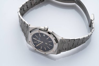 Audemars Piguet kadın saati, Royal Oak modeli, tropikal kadranlı çelik çanta. Milan mı? İtalya _ 22 Ağustos 2024