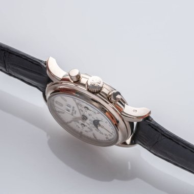 Patek Philippe Kronograf 'ın yan görüntüsü, sürekli model, 18kt beyaz altın kaplama. Milan mı? İtalya _ 22 Ağustos 2024