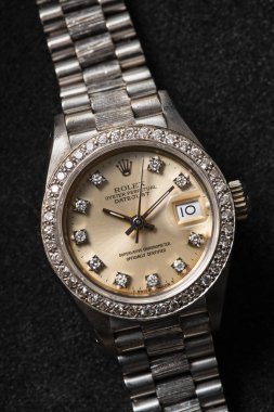 Rolex Date sadece izle. Otomatik kurmalı saat, 18kt beyaz altın çanta ve bilezik, elmas indeksli, koyu arkaplan. Milan mı? İtalya _ 12 Kasım _ 2024