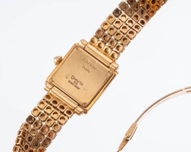 Cartier marka çanta. Detaylı görüntü. Trocadero modeli. Kuvars saat, sarı altın ve elmas çanta, referans 6604. Milan mı? İtalya _ 12 Kasım _ 2024