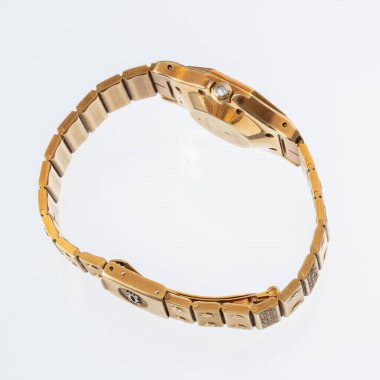 Yan görüş, Cartier saati, Santos Bayan Evren modeli. Otomatik kurmalı saat, sarı altın çanta, referans 2965. Milan mı? İtalya _ 12 Kasım _ 2024