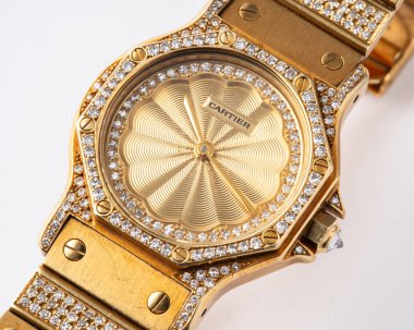 Cartier saat arama detayları, Santos Miss Universe modeli. Otomatik kurmalı saat, sarı altın çanta, referans 2965. Milan mı? İtalya _ 12 Kasım _ 2024