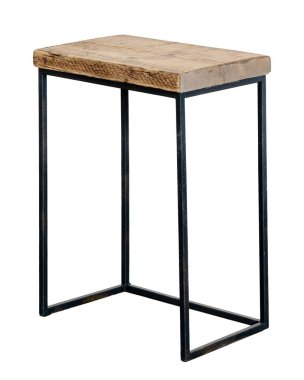 Metal bacaklı kaba tahtalardan yapılmış tabure. izole edilmiş beyaz arkaplan