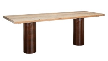 Tepesi sert tahta ve bacakları metal borularla kaplı bir masa. izole edilmiş beyaz arkaplan