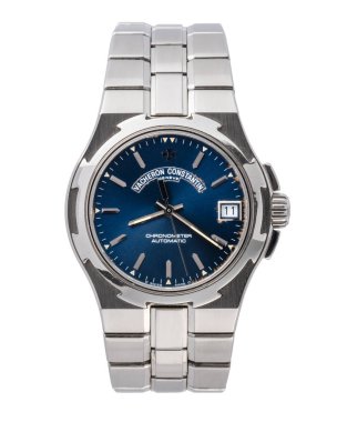 Vacheron Constantin saat, denizaşırı model, referans 42040. Otomatik kurmalı saat, mavi kadranlı çelik kasa. Beyaz bir arka planda. Milan mı? İtalya _ 10 Eylül _ 2024