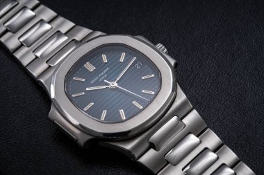 Patek Philippe saat, Nautilus modeli. Kuvars saat, arka planda çelik kasa. Milan mı? İtalya _ 10 Eylül _ 2024