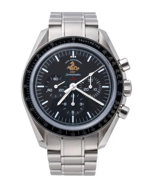 Omega Kronograf, Speedmaster modeli, referans 31130423001001. Kronograf, çelik kasa. Beyaz arka planda. Milan mı? İtalya _ 10 Eylül _ 2024