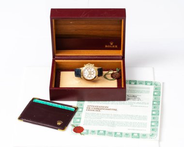Rolex saat, Daytona modeli, referans 16518. Otomatik kurmalı saat, 18 kiloluk sarı bir çanta. Kutu ve uluslararası garantili. Milan mı? İtalya 18 Eylül 2024