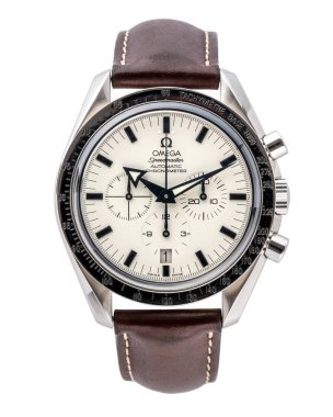 Heuer kronograf, Carrera modeli, referans 110.573B. Otomatik kurmalı saat, çelik kasa. Beyaz arka planda. Milan mı? İtalya _ Eylül 18 _ 2024
