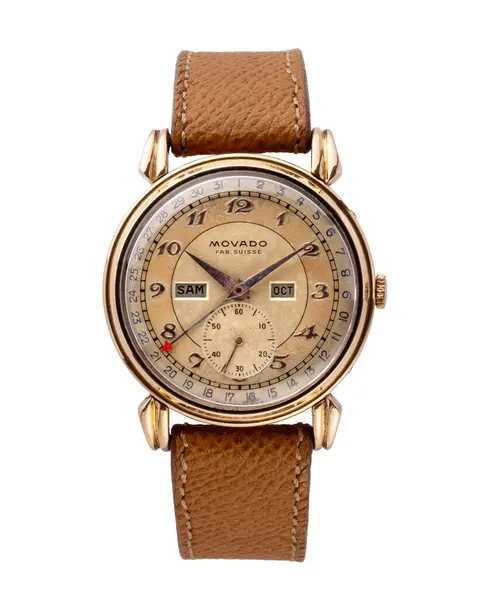 Movado saat, referans 4820. Elle kumandalı saat, 18kt altın rengi çanta. Beyaz arka planda. Milan mı? İtalya _ Eylül 18 _ 2024