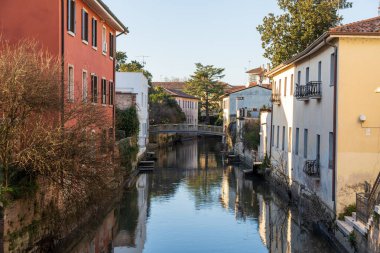 Portogruaro 'nun tarihi merkezinde Lemene Nehri, Veneto, İtalya