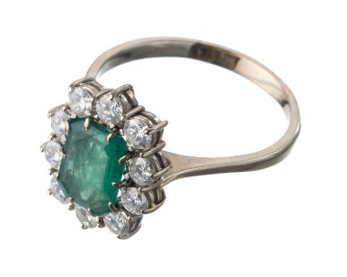 Zümrüt ve elmaslı beyaz altın yüzük. İzole edilmiş beyaz arkaplan