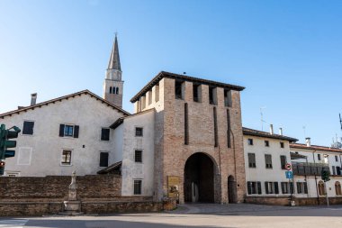 San Nicolo Kulesi, San Vito al Tagliamento 'nun tarihi merkezinde antik bir kapı. San Vito al Tagliamento, İtalya. 2 Şubat 2025