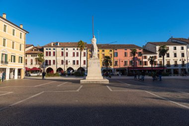 Portogruaro 'nun tarihi merkezinde bulunan Piazza della β bblica manzarası. Portogruaro, İtalya. 2 Şubat 2025
