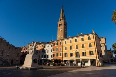 Portogruaro 'nun tarihi merkezinde bulunan Piazza della β bblica manzarası. Portogruaro, İtalya. 2 Şubat 2025