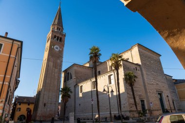 Tarihi Portogruaro 'daki katedralin manzarası. Portogruaro, İtalya. 2 Şubat 2025
