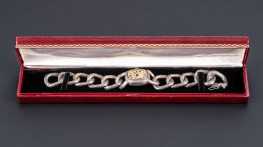 Alexis Barthelay 'in el yapımı saati, çantası ve saf gümüşe entegre edilmiş bileziği orijinal kutusunun içinde. Milan mı? İtalya _ 12 Kasım _ 2024