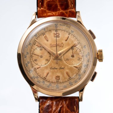 Eberhard Kronograf 'ı çevir, referans 14007 _ 180. Kronograf, sarı altın çantalı. Beyaz arka plan. Milan mı? İtalya _ 20 Eylül _ 2024