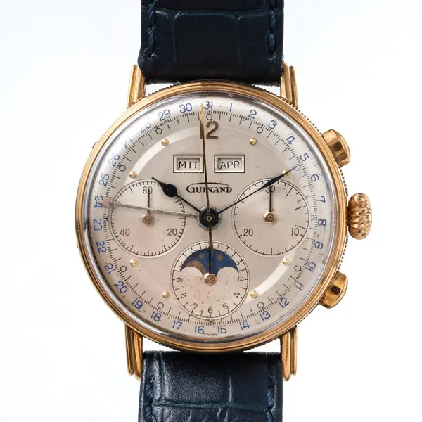 Kadranın ayrıntıları, Guinand kronografisi, ay evreleriyle birlikte. Elle kumandalı, sarı altın çantalı. Milan mı? Beyaz arka plan. İtalya 20 Eylül 2024
