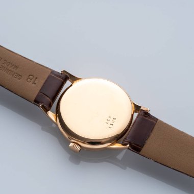 Evrensel Cenevre saati, üçlü takvim modeli. Elle kumandalı saat, 18 kt gül altını. Milan mı? İtalya 20 Eylül 2024