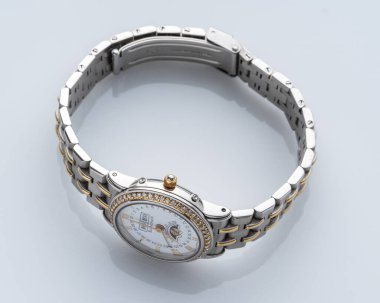 Yan görüş Blancpain saati, Villeret takvim modeli. Otomatik saat, elmas bezelli 18 kt altın çanta. Milan mı? İtalya 20 Eylül 2024