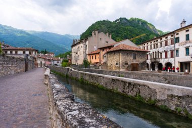 Vittorio Veneto Serravalle 'deki Meschio Nehri manzarası