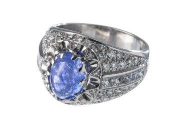 Merkezi tanzanit ve elmas çerçeveli 18 kt beyaz altın yüzük. beyaz arkaplanda izole
