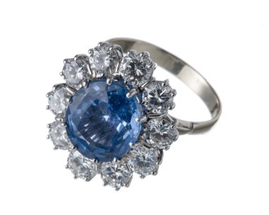 Safir ve elmaslı 18 kt beyaz altın yüzük. beyaz arkaplanda izole