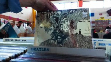 İkinci el fuarında İngiliz müzik grubu The Beatles 'ın Revolver albümü yayınlandı. Udine, İtalya _ 12 Mart _ 2025.