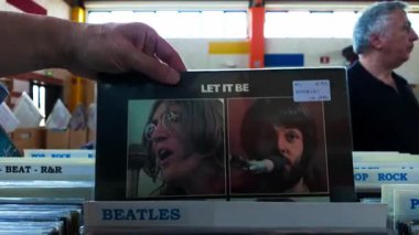 İngiliz müzik grubu The Beatles 'ın Let It Be albümü ikinci el fuarında tezgahta. Udine, İtalya _ 12 Mart _ 2025.