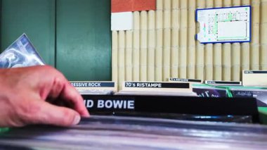 İkinci el fuarında İngiliz şarkıcı David Bowie 'nin 