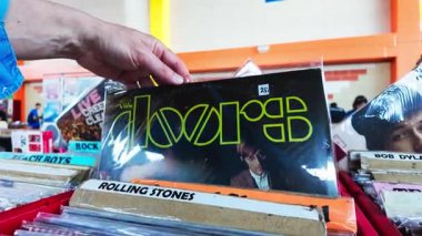 İkinci el fuarındaki tezgahta aynı isimli Amerikan müzik grubunun The Doors albümü vardı. Udine, İtalya _ 12 Mart _ 2025.