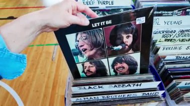İngiliz müzik grubu The Beatles 'ın Let It Be albümü ikinci el fuarında tezgahta. Udine, İtalya _ 12 Mart _ 2025.