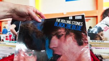 İngiliz grup The Rolling Stones 'un Black And Blue albümü ikinci el fuarında yayınlandı. Udine, İtalya _ 12 Mart _ 2025.