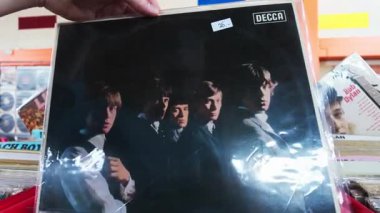 İkinci el fuarında, İngiliz müzik grubu The Rolling Stones 'un ilk stüdyo albümü yer almaktadır. Udine, İtalya _ 12 Mart _ 2025.