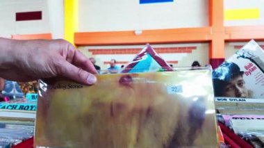 İngiliz müzik grubu The Rolling Stones 'un Goat' s Head Soup albümü ikinci el fuarında sahnelendi. Udine, İtalya _ 12 Mart _ 2025.