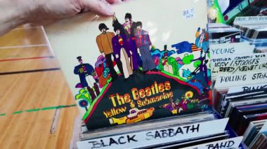 İngiliz müzik grubu The Beatles 'ın Yellow Submarine albümü ikinci el fuarında yer aldı. Udine, İtalya _ 12 Mart _ 2025.