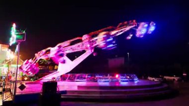 Eğlenen insanlarla lunapark gezisi. Udine. 17 Kasım 2024