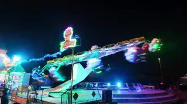 Eğlenen insanlarla lunapark gezisi. Udine. 17 Kasım 2024