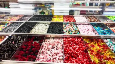 Lunaparktaki tezgahta bir dizi şeker. Udine. 17 Kasım 2024