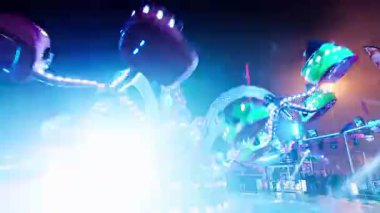 Renkli ışıklarla dönen bir lunapark gezisi. Udine. 17 Kasım 2024