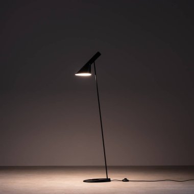 Tasarım Arne Jacobsen, çelik ve laktozlu alüminyum lamba, Louis Poulsen, Danimarka yapımı, 1957 yılında tasarlanmıştır. Udine, İtalya. 10 Nisan 2025.