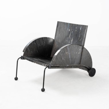 Tasarım Anna Castelli Ferrieri, akrilik plastik koltuk 4814, çelik, lastik, Kartell üretimi, 1980 'ler. Udine, İtalya. 10 Nisan 2025.