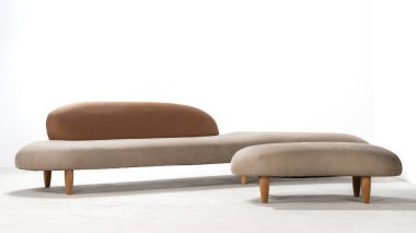 Tasarım Isamu Noguchi, serbest kanepe ve puf, ahşap çerçeve, kumaş kaplı dolgu, Vitra yapımı. Udine, İtalya. 10 Nisan 2025.